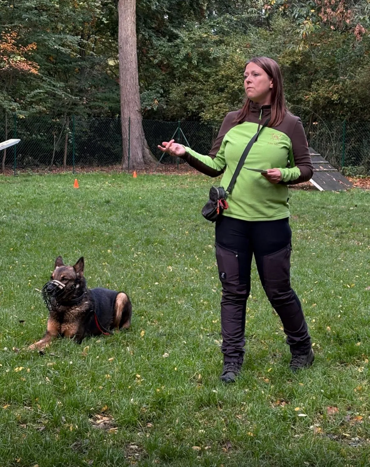 Kim Mines bei der Hundeverhaltensberatung im Freien